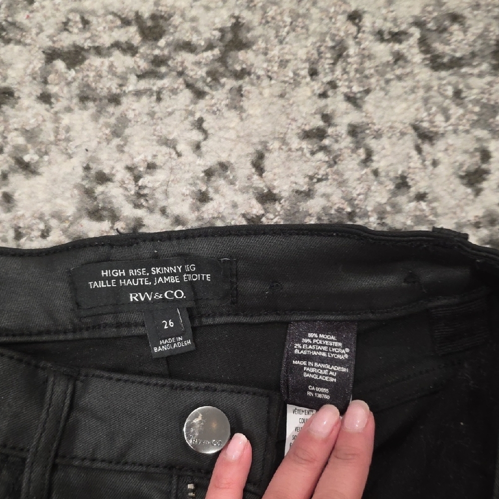 RW&CO. High-Rise Skinny Jeans in Black - Picture 2 of 3